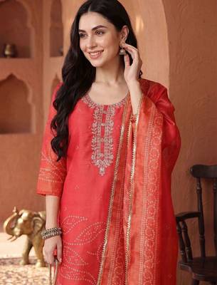 women ethnic motifs embroidered regular thread work kurta with trousers & with dupatta 2