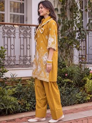 women ethnic motifs embroidered regular thread work kurta with patiala & with dupatta 2