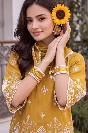 women ethnic motifs embroidered regular thread work kurta with patiala & with dupatta