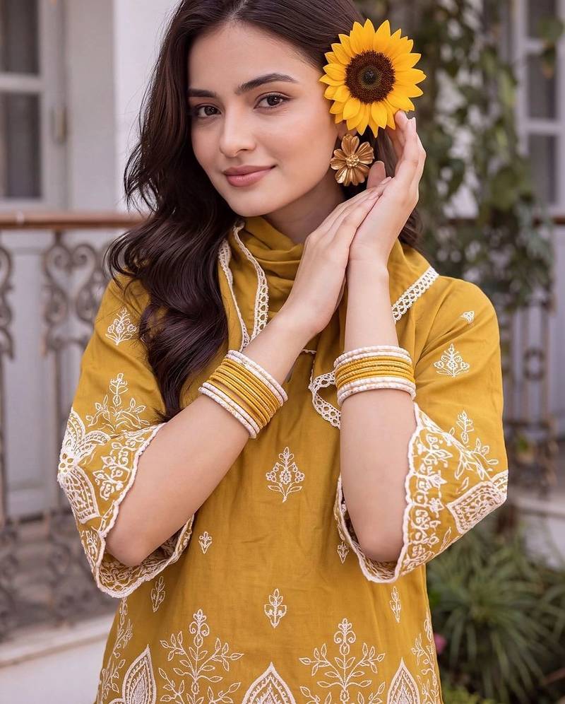 women ethnic motifs embroidered regular thread work kurta with patiala & with dupatta