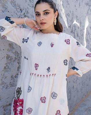 women floral printed regular cotton kurta with trousers 6