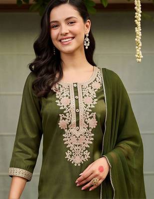 women ethnic motifs embroidered regular thread work kurta with trousers & with dupatta 2