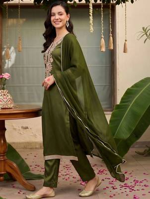 women ethnic motifs embroidered regular thread work kurta with trousers & with dupatta 3