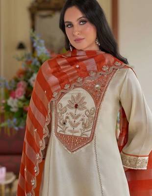 women ethnic motifs embroidered regular thread work kurta with trousers & with dupatta 4