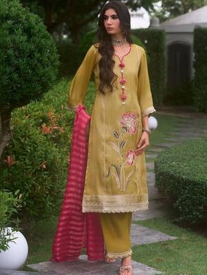 women ethnic motifs embroidered regular thread work kurta with palazzos & with dupatta 2