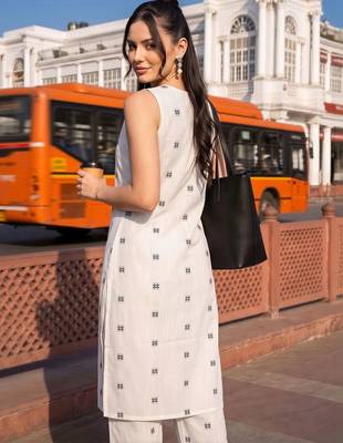 women ethnic motifs printed regular cotton kurta with trousers 4