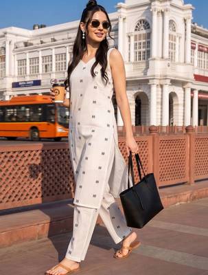 women ethnic motifs printed regular cotton kurta with trousers 6