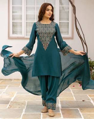 women ethnic motifs embroidered regular thread work kurta with patiala & with dupatta 3