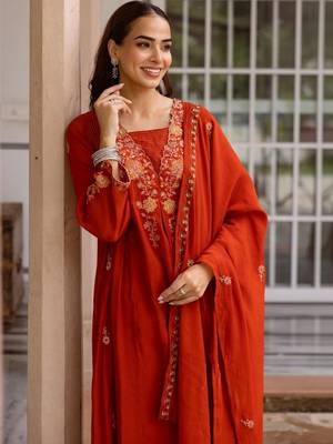 women ethnic motifs embroidered regular thread work kurta with trousers & with dupatta 2
