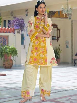 women floral printed regular cotton kurta with palazzos 3