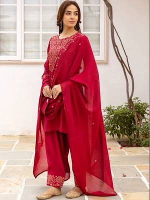 women ethnic motifs embroidered regular thread work kurta with patiala & with dupatta 7