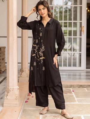 women ethnic motifs embroidered regular thread work kurta with trousers 1