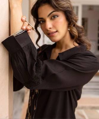 women ethnic motifs embroidered regular thread work kurta with trousers 2