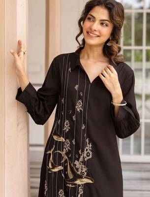 women ethnic motifs embroidered regular thread work kurta with trousers 3