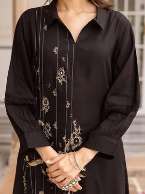 women ethnic motifs embroidered regular thread work kurta with trousers 4