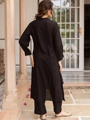 women ethnic motifs embroidered regular thread work kurta with trousers 5