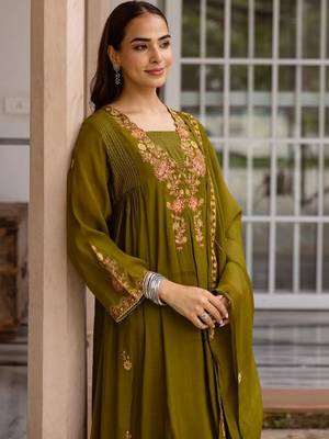 women ethnic motifs embroidered empire thread work kurta with trousers & with dupatta 3