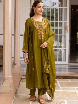 women ethnic motifs embroidered empire thread work kurta with trousers & with dupatta 4