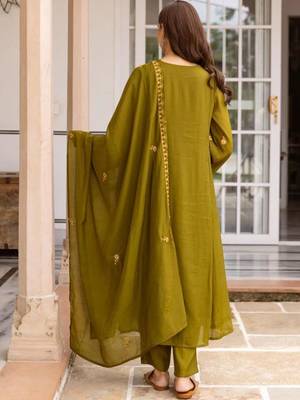 women ethnic motifs embroidered empire thread work kurta with trousers & with dupatta 5