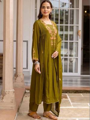 women ethnic motifs embroidered empire thread work kurta with trousers & with dupatta 7