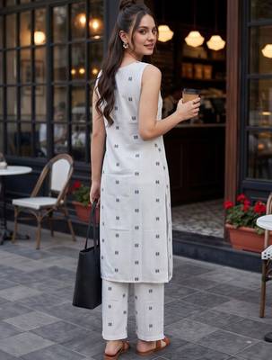 women printed regular cotton kurta with trousers 4