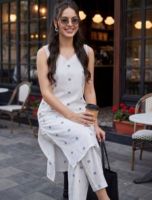 women printed regular cotton kurta with trousers 5
