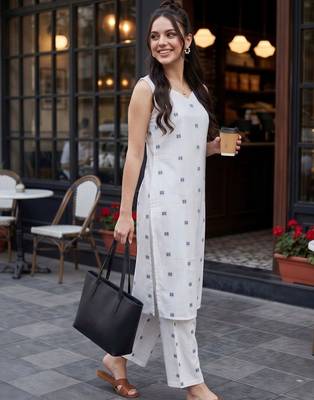women printed regular cotton kurta with trousers 6