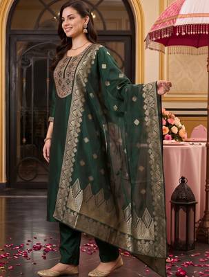 women ethnic motifs embroidered regular mirror work liva kurta with trousers & with dupatta 3