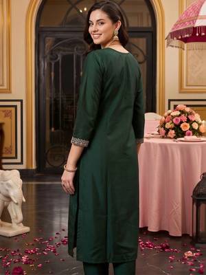 women ethnic motifs embroidered regular mirror work liva kurta with trousers & with dupatta 4