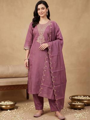 women ethnic motifs embroidered regular thread work kurta with trousers & with dupatta 1