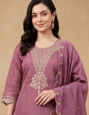women ethnic motifs embroidered regular thread work kurta with trousers & with dupatta 6