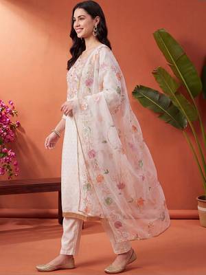 women ethnic motifs embroidered regular thread work kurta with trousers & with dupatta 3