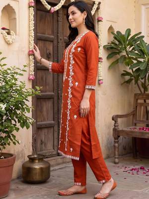 women ethnic motifs embroidered regular thread work kurta with trousers 3