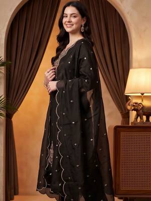 women ethnic motifs embroidered regular thread work kurta with trousers & with dupatta 3