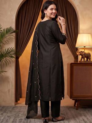 women ethnic motifs embroidered regular thread work kurta with trousers & with dupatta 4