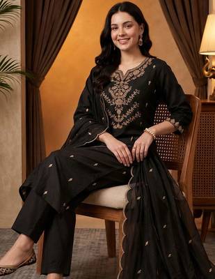 women ethnic motifs embroidered regular thread work kurta with trousers & with dupatta 5