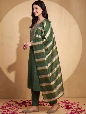 women ethnic motifs embroidered regular thread work kurta with trousers & with dupatta 3