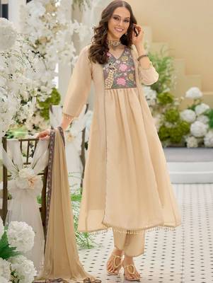 women ethnic motifs embroidered empire patchwork kurta with trousers & with dupatta 3