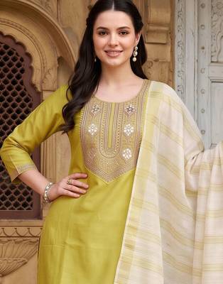women ethnic motifs embroidered regular thread work liva kurta with trousers & with dupatta 5