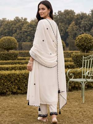 women floral embroidered regular thread work kurta with trousers & with dupatta 4