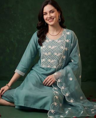 women ethnic motifs embroidered regular thread work kurta with trousers & with dupatta 4