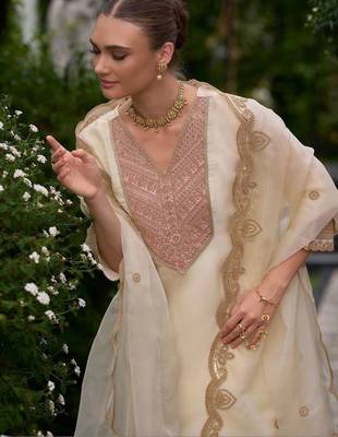 women ethnic motifs embroidered regular kurta with trousers & with dupatta 2