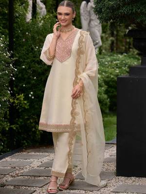 women ethnic motifs embroidered regular kurta with trousers & with dupatta 3