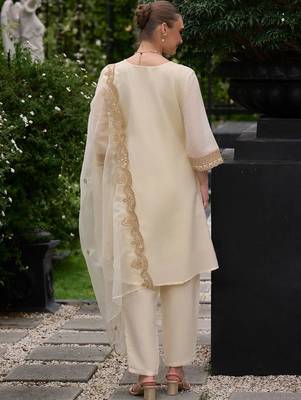 women ethnic motifs embroidered regular kurta with trousers & with dupatta 7