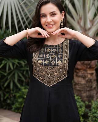 women ethnic motifs embroidered regular kurta with trousers 2
