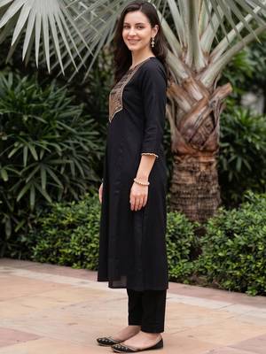 women ethnic motifs embroidered regular kurta with trousers 3