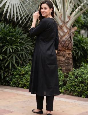 women ethnic motifs embroidered regular kurta with trousers 4
