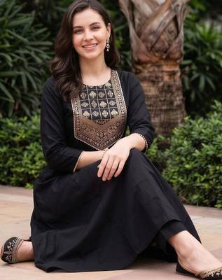 women ethnic motifs embroidered regular kurta with trousers 5