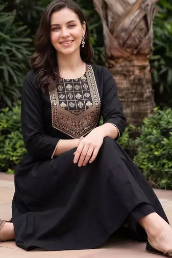 women ethnic motifs embroidered regular kurta with trousers