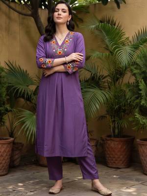 women floral embroidered regular thread work kurta with trousers 1